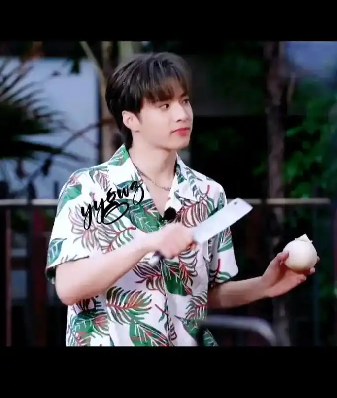 介么可爱,掰两颗牙不过分吧#刘耀文 #可爱到模糊 #这谁顶得 - 抖音