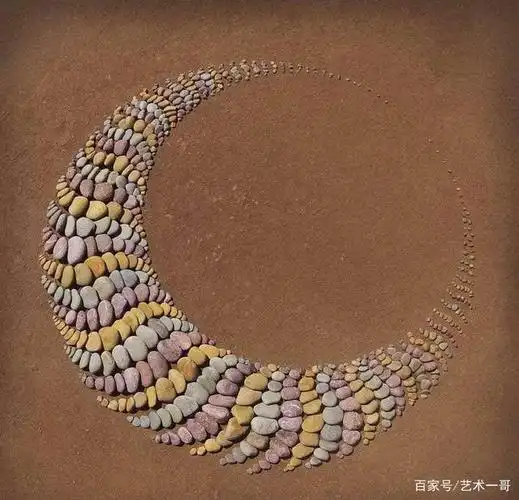 艺术家去沙滩捡石头玩,摆成精美图案,拍照后一张照片卖100元
