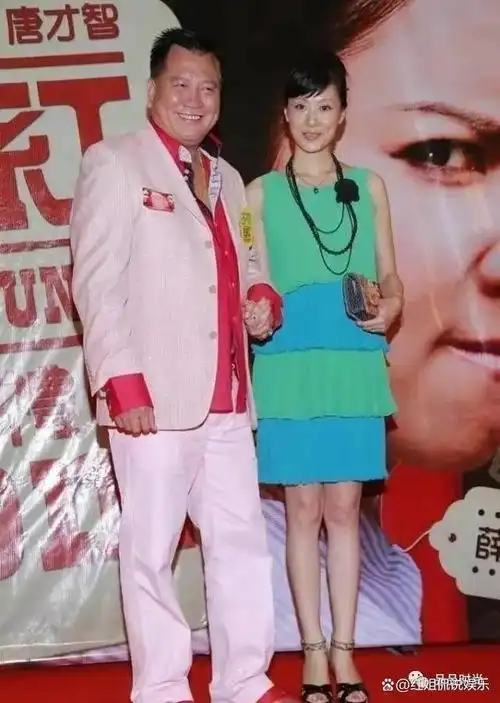 65岁万梓良真有福气!带小16岁娇妻亮相笑开了花,老婆漂亮优雅