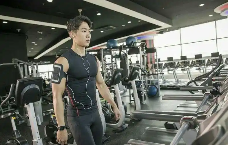 这个男的他体重多少斤