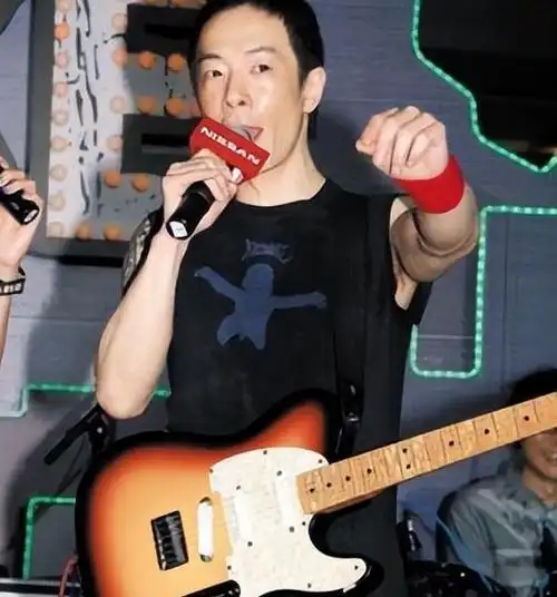 朱茵母女亮相黄贯中画展52岁朱茵打扮时尚12岁女儿越来越漂亮