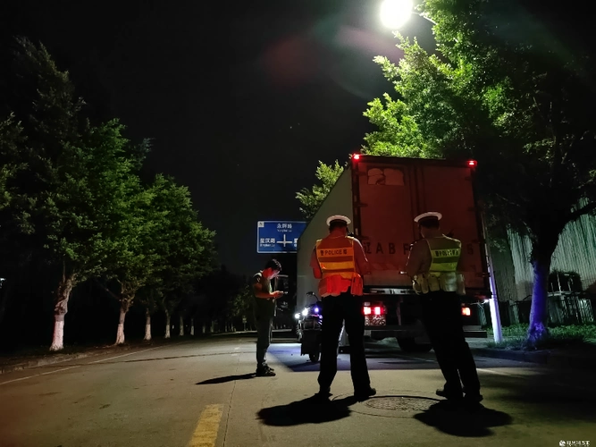 《凤凰网广东》:直击珠海交警夜间执勤 以平安迎接蓝天盛会