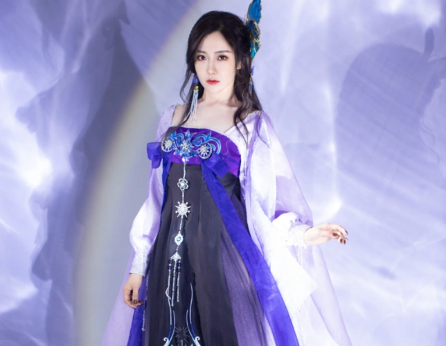 硬糖少女王艺瑾紫色古装大片看清这身材和颜值门面没跑了