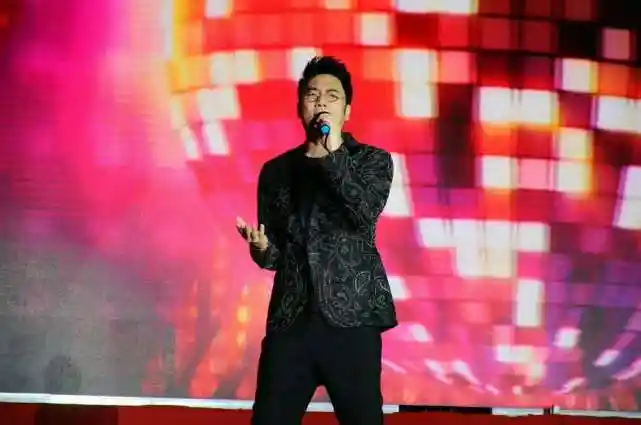 如今的林依轮早就不是歌手的身份了,反而成了一个辣酱品牌的老板,其实