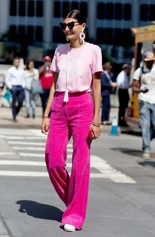 粉色裤子搭配什么颜色上衣6种搭配更时髦气质