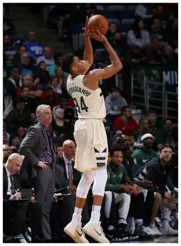 字母哥身高2米11cm,臂展达到了恐怖的2米21,新秀赛季体重仅为172斤.