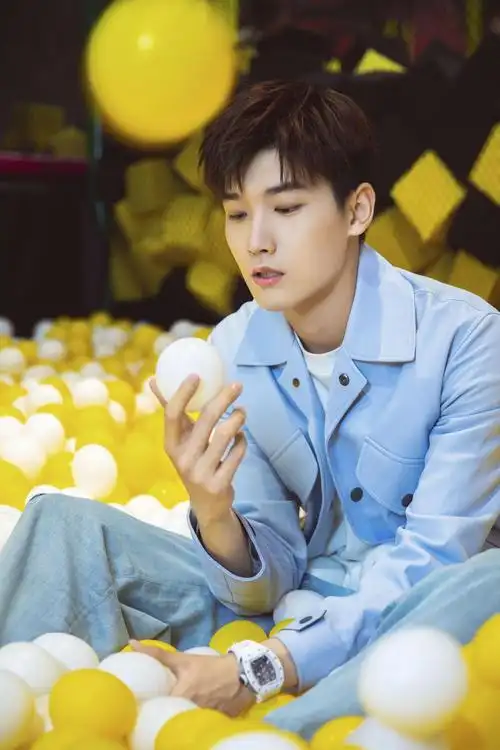 组图:邢昭林运动健身颇有成效 生日会跳蹦床怂萌可爱