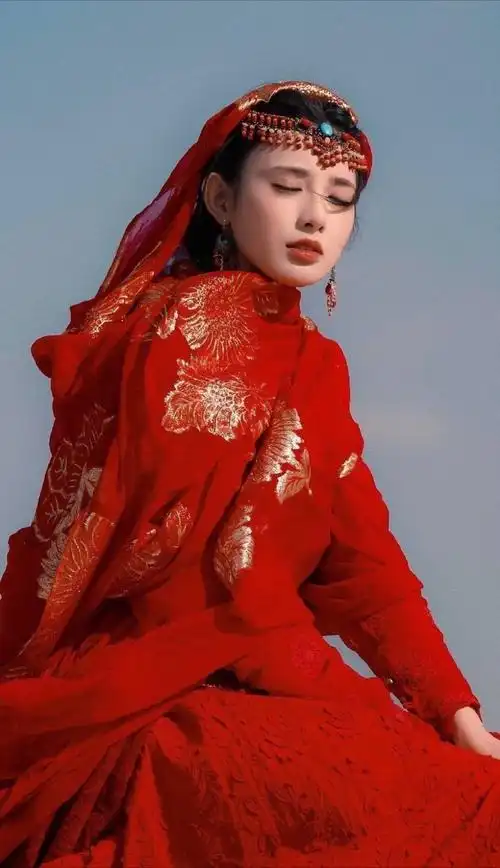 红衣,扎上了颇具异域感的发型,我们依然没能感受到当初曲小枫带来的