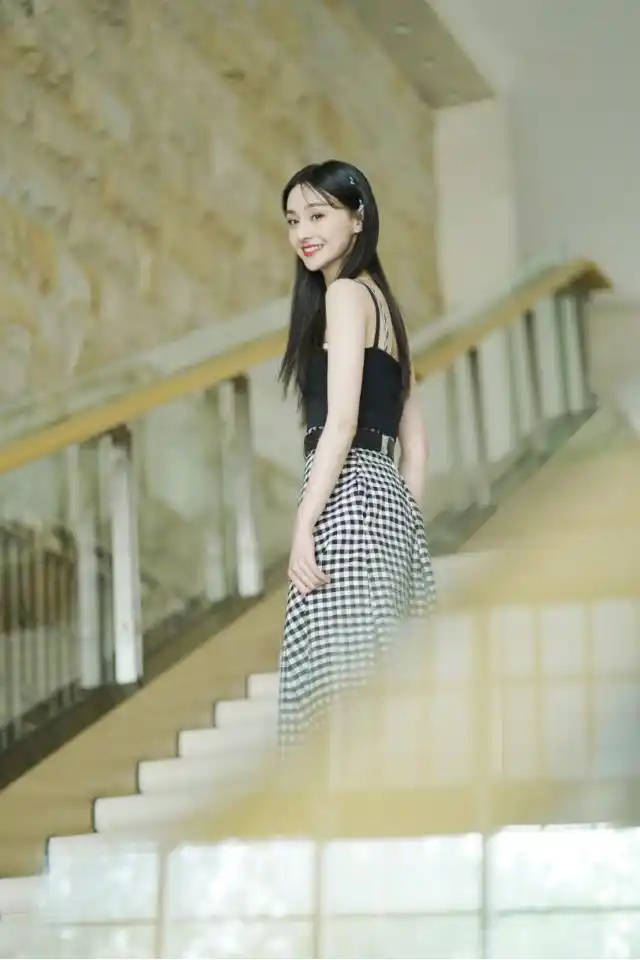 郑爽身材骨感穿衣好看,一身"套娃"吊带装出镜,比例让人羡慕