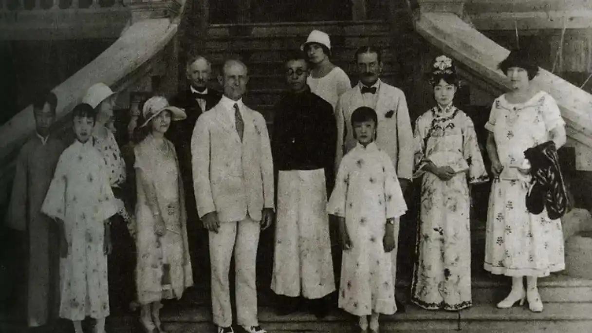 因身处民国,所以金志坚长大后便接受了中西教育,她思想先进,而且热爱