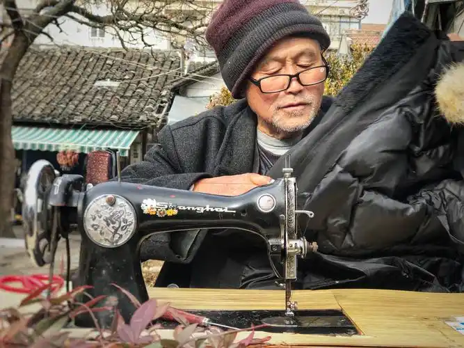 古镇补衣匠用手机记录50年的手艺对古镇的坚守为居民缝缝补补