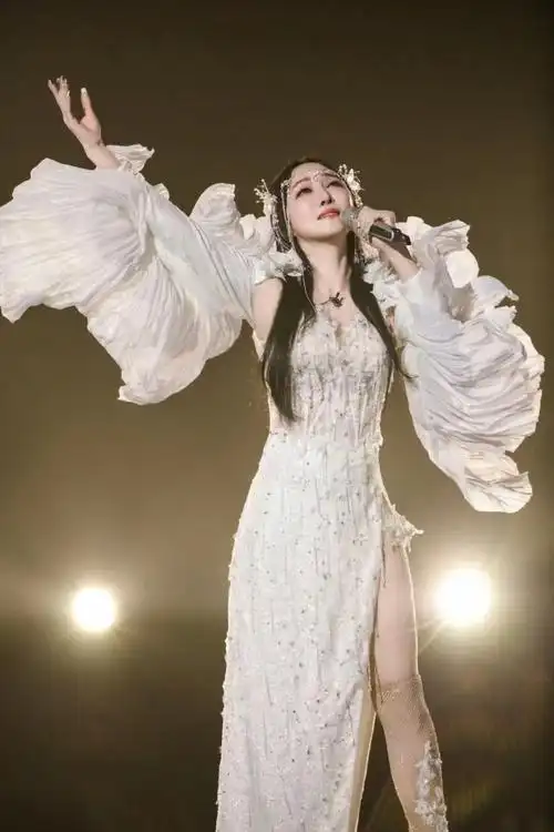 艾玛丁太升真的太敢说了,辣评韩雪和萨顶顶,说浪姐5很多整容脸