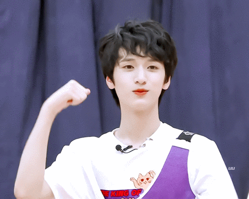 严浩翔自拍营业,小严和紫色好搭哦,优雅贵气小王子既视感