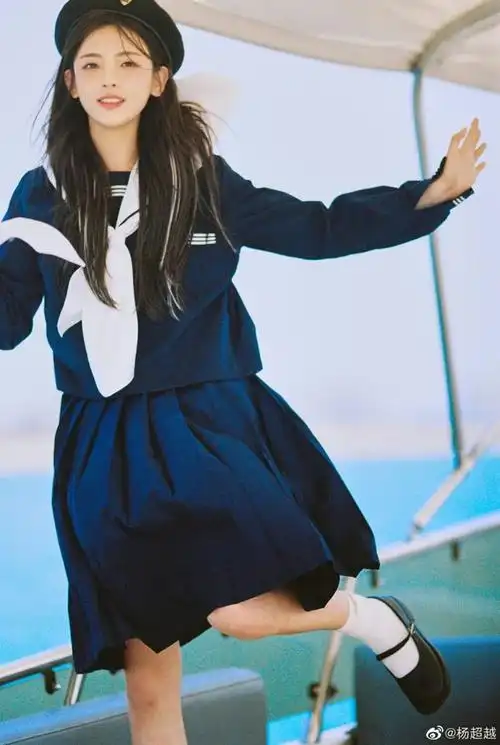 图源:微博@娱九叔许佳琪的海军风的连衣裙,胸前的白色条纹和小圆钮扣