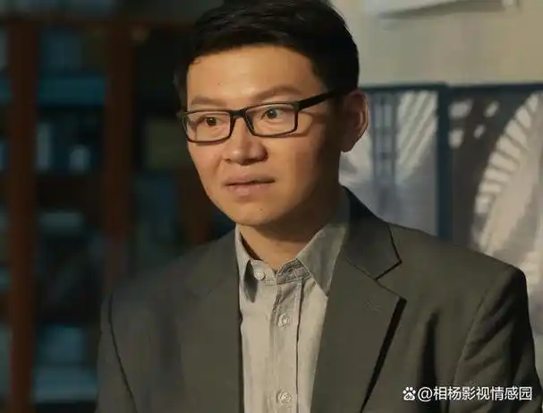 从话剧舞台到《玫瑰的故事》,他用演技完美刻画"单恋天花板"