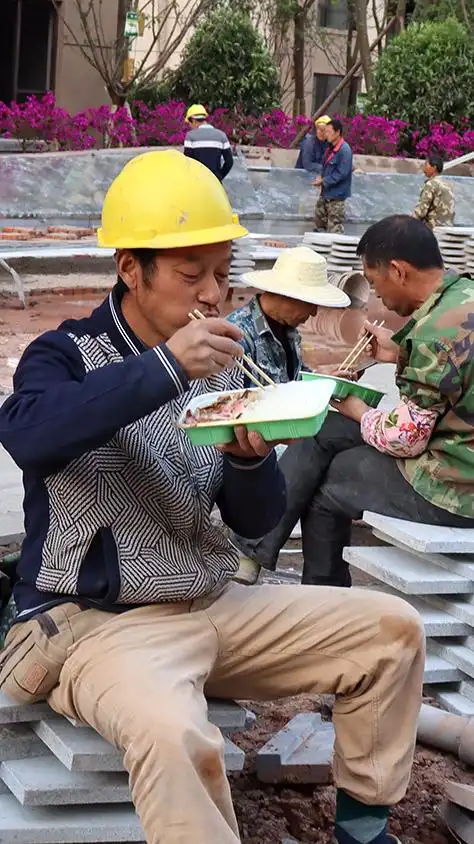 我们农民工晚上加班吃这些,13元一份的盒饭,吃饱23点就下班#寻找行业