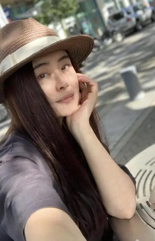 王祖贤素颜近照曝光 状态大好不像53岁