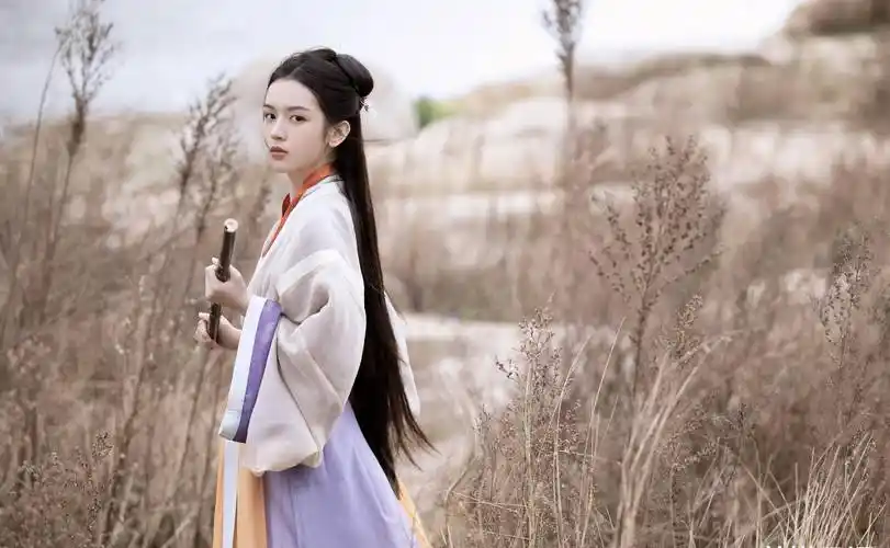 周也最新古装造型写真,撞色穿搭配古风细眉,时尚又浪漫_素白_橙黄色