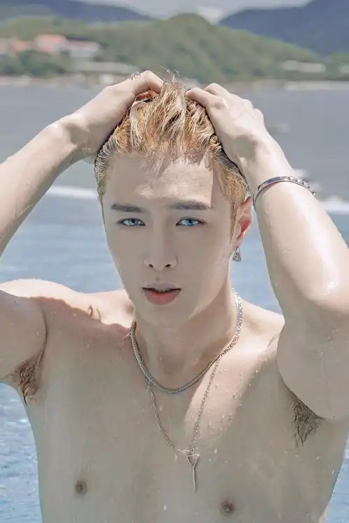 张艺兴泳池大片