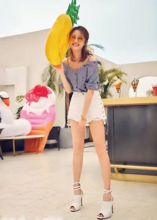 张慧雯穿超短裤现身,大长腿藏不住,网友:气质真好!