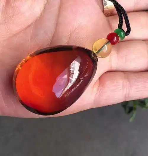 缅甸血珀水滴吊坠～形好正装水滴～晶莹剔透玻璃底～水头超足【包不会