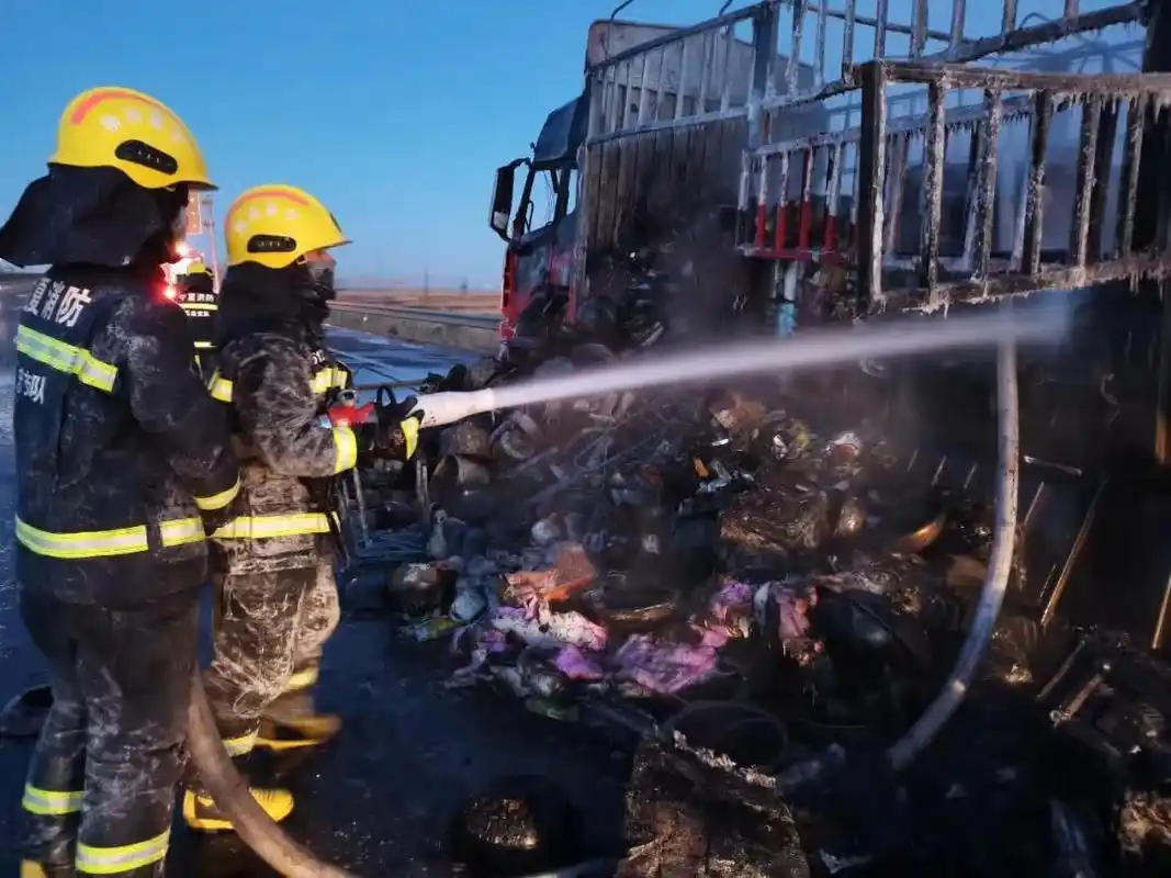 宁夏消防员极寒救火后,冰衣竟能直立地面