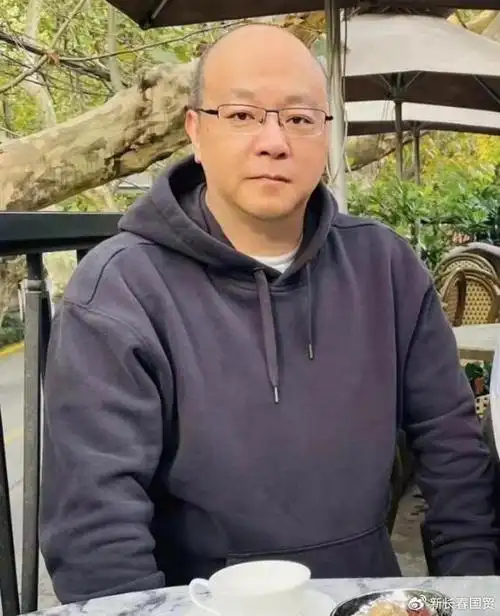 54岁歌手窦唯近照发际线后移,即将有新作上线发行|窦唯_新浪新闻