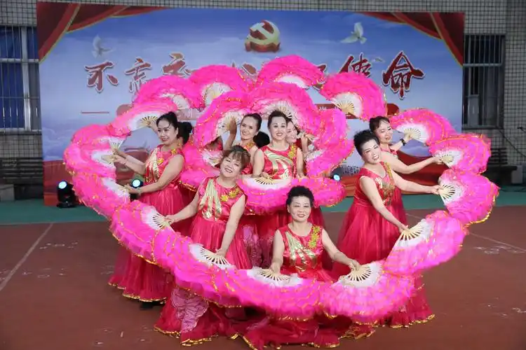 造型变幻多姿的扇子舞《祝福祖国》,美轮美奂.
