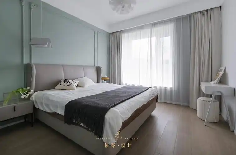 床头背景墙用伦敦雾作为主色,搭配优雅气质的石膏线