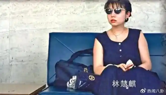 而在葬礼上捧花的是黄家驹的助理rita.