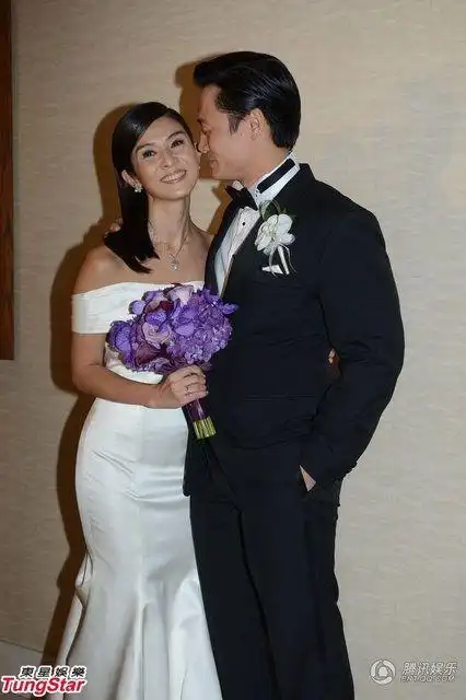 真实婚礼#11月2日,39岁的资深玉女杨采妮和43岁的邱韶智在新加坡结婚