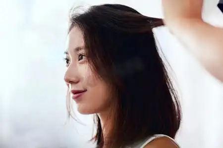 年轻美女在理发店里做头发