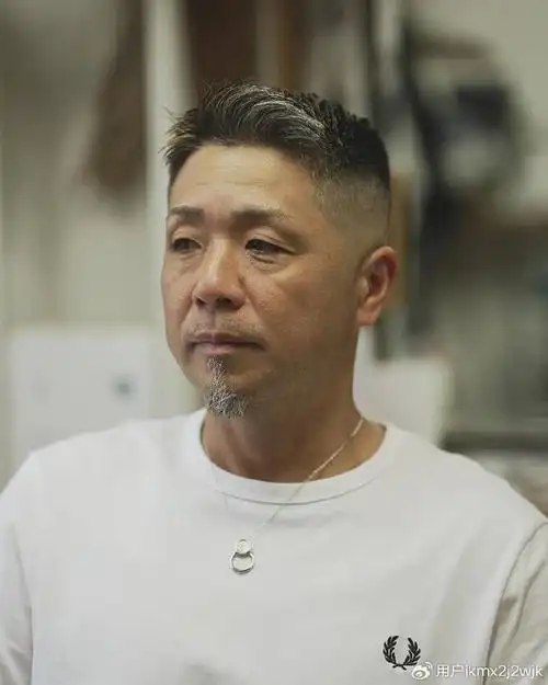 55 岁以上男士,剪两侧铲短发型,焕发动人魅力