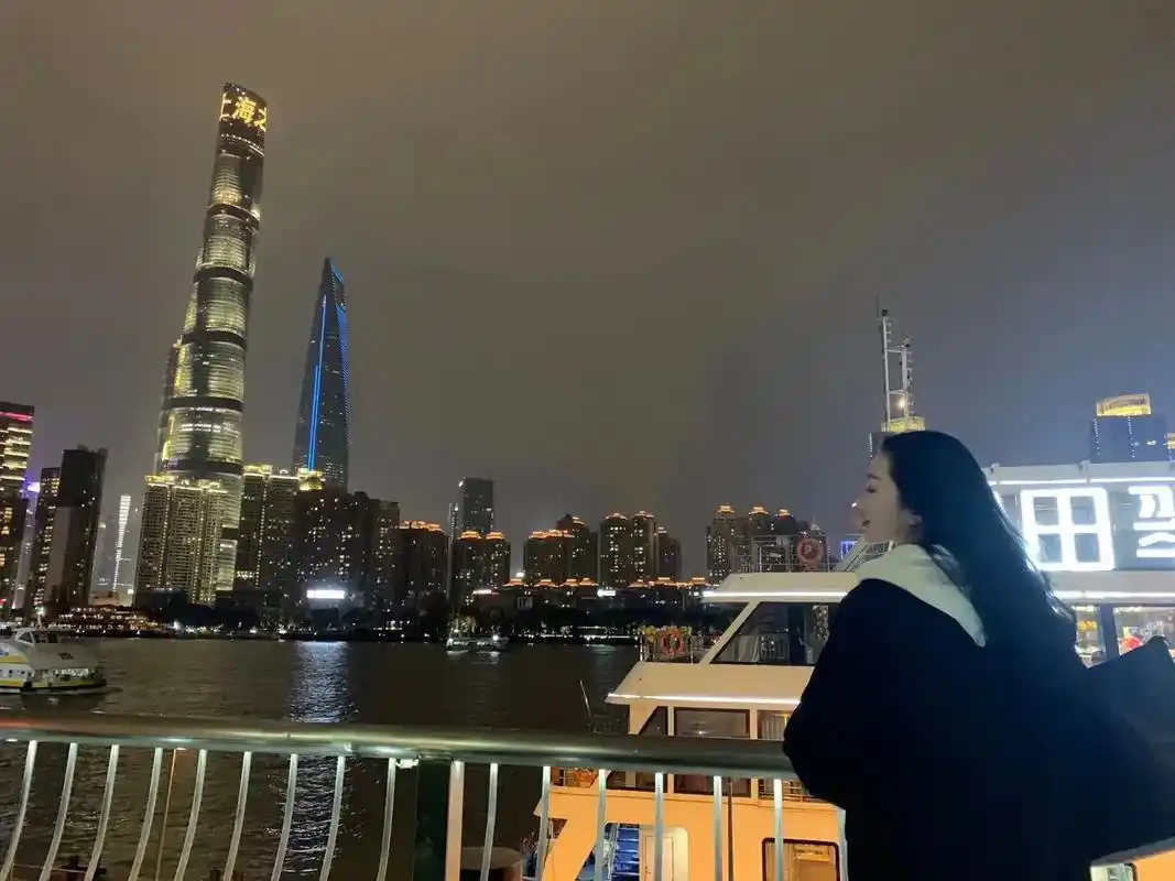 翻到2020年上海外滩的照片 #外滩夜景   方艳云是初恋 - 抖音