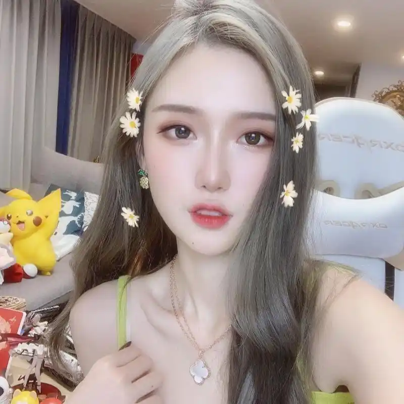 腐团儿最新夏日清凉装,菊花点缀懒散姿态,散发出阳光魅力的气质