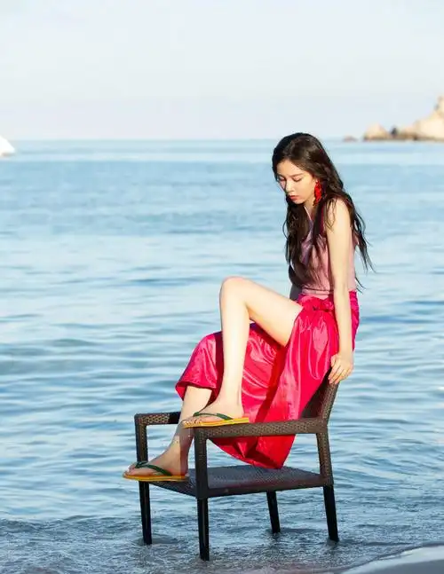 宋妍霏沙滩大秀好身材,皮肤白皙尽显大长腿