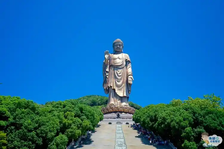 南山大佛和灵山大佛都是释迦牟尼佛,虽然"待遇不同",一尊立于灵山之巅