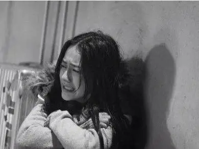 求一个女孩儿真在黑暗的角落里默默哭泣的图片.