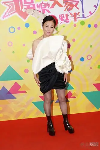 汪明荃穿礼服小露香肩踩高跟鞋女人味十足