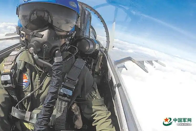 砺剑长空  雷霆出击——海军航空兵某旅空空导弹实射训练影像