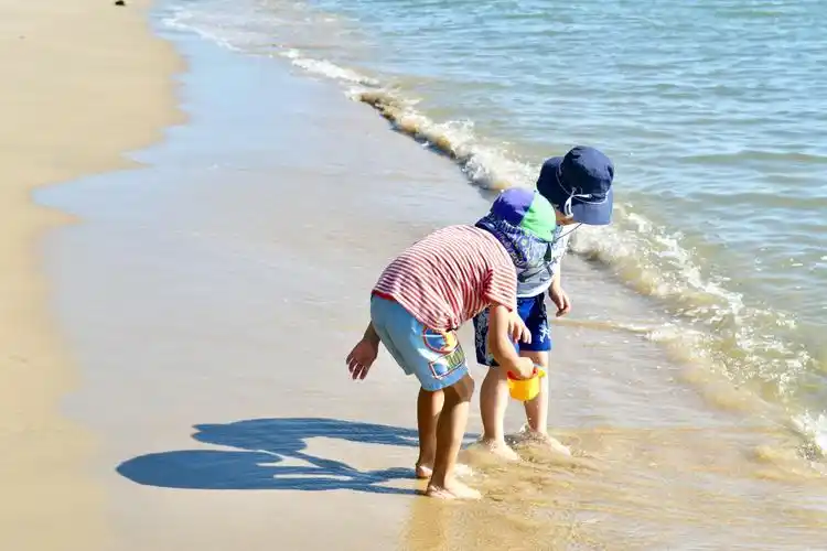 海边戏水的孩子们