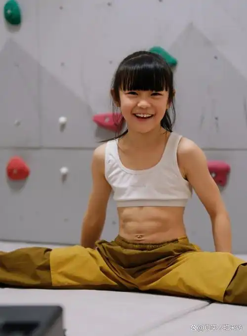 我8岁女孩带41岁妈妈练攀岩成为同款马甲线的闺蜜不怕苦