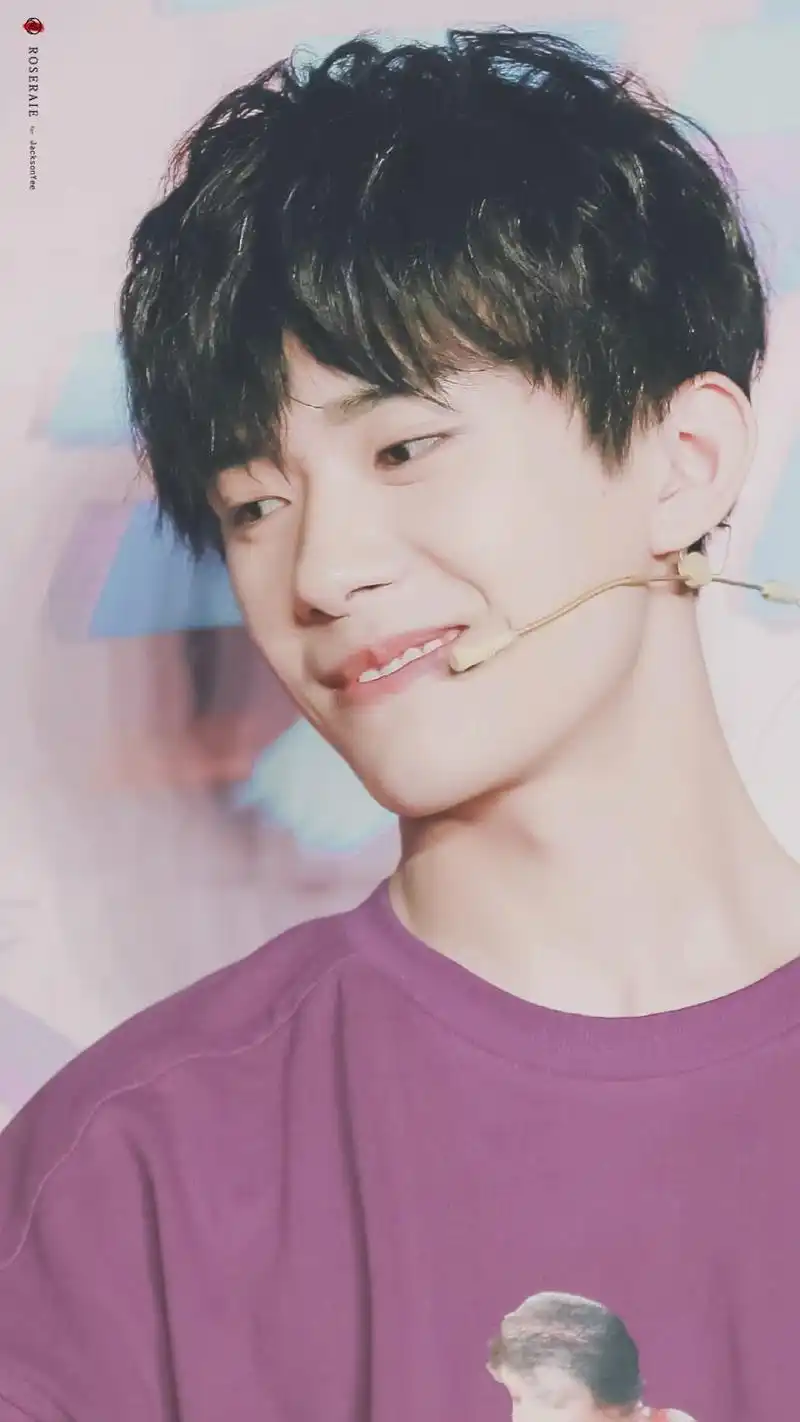 9张动图看易烊千玺的9个超软萌小动作!苏不哭你算我输!