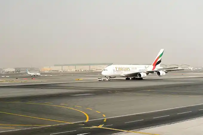 停靠在飞机场的飞机高清摄影图片 - 素材中国16素材网