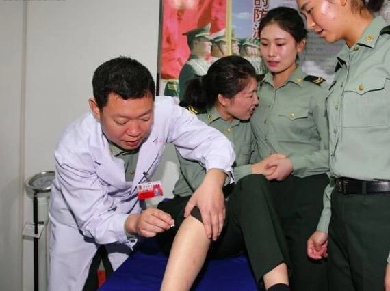 女兵入伍体检,其中最后一项只能由女教官检查,真相让人感到尴尬