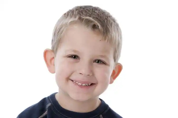 一个灿烂的笑容的白人小男孩