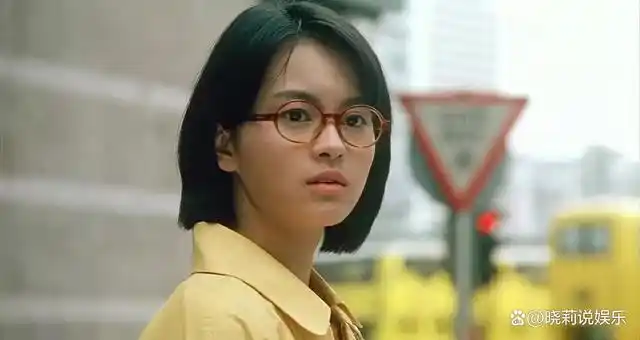 1995年,她又与周星驰搭档,出演了喜剧《百变星君》中的龅牙妹.