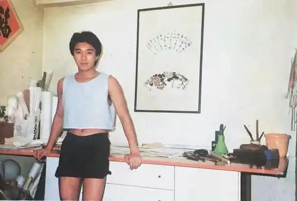 周星驰33年前旧照罕见曝光,大秀"美腿细腰"模样很青涩