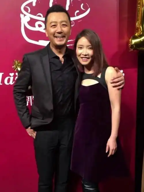 郭涛携妻子,妻子穿深紫色连衣裙 齐肩发,洋溢着幸福的气息!
