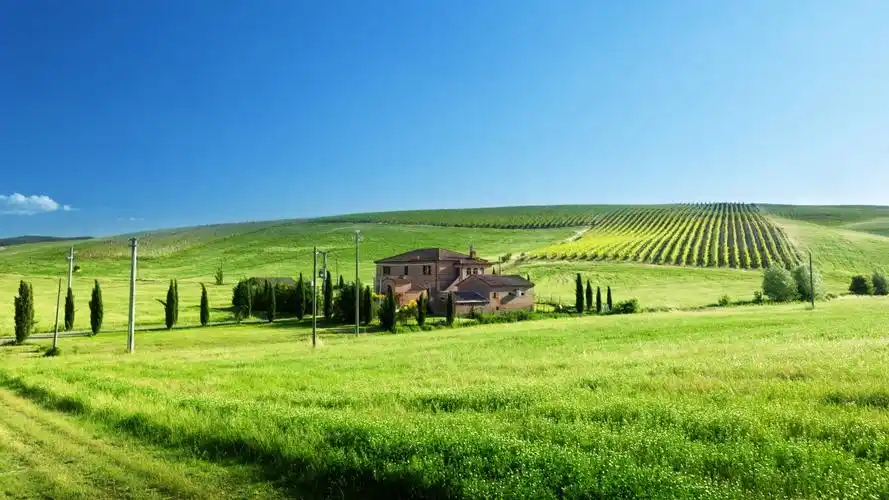 蓝天绿草地农场4k风景壁纸(3840x2160)